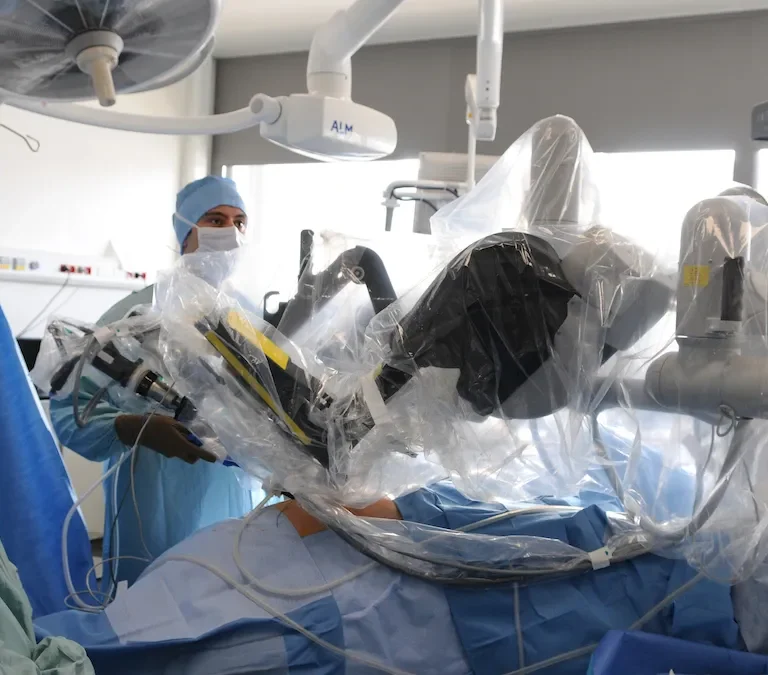 تعود مشكلات مماثلة مع الروبوت الذي تنتجه شركة Intuitive Surgical إلى أكثر من عقد من الزمن، وفقًا للدعوى القضائية التي رفعها زوج المرأة في فلوريدا.