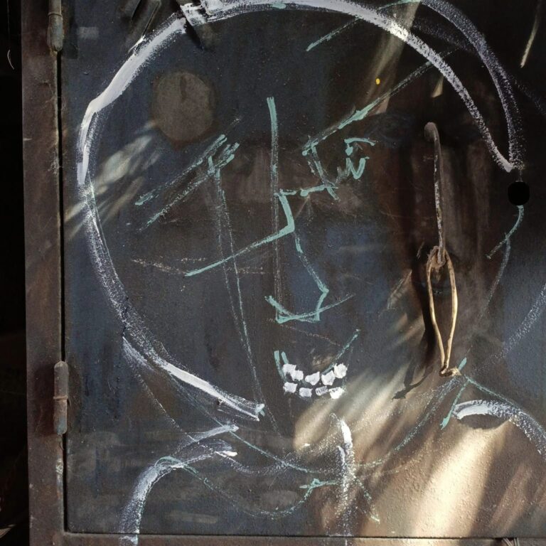 • صورته على المرآة مهشمة