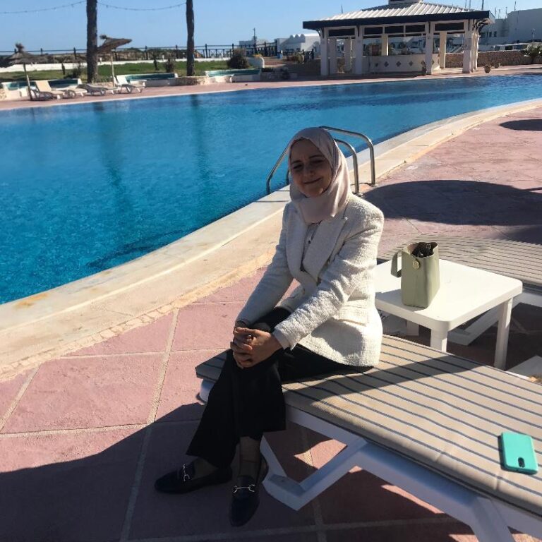 زمن يقتات من عشبة الألوان