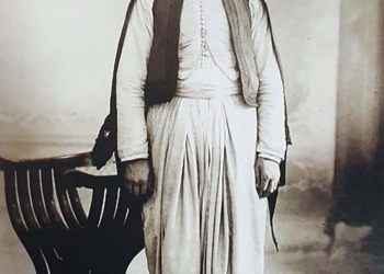 الصورة: الموظف في البنك العثماني الياس البراك في ملابسه التقليدية سنة 1912. (مجموعة خاصة).