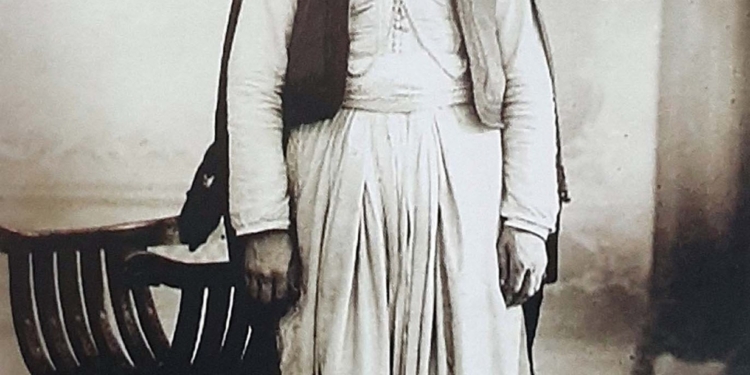 الصورة: الموظف في البنك العثماني الياس البراك في ملابسه التقليدية سنة 1912. (مجموعة خاصة).
