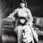الصورة: فتاة بيروتية من طبقة ميسورة حوالي سنة 1880.
