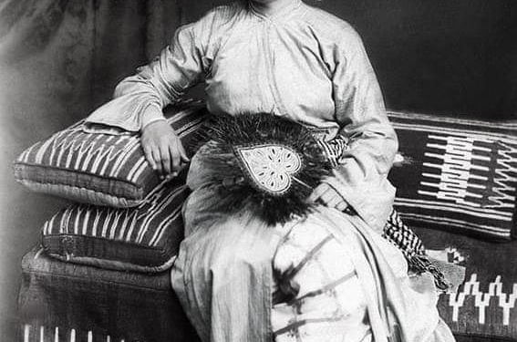 الصورة: فتاة بيروتية من طبقة ميسورة حوالي سنة 1880.