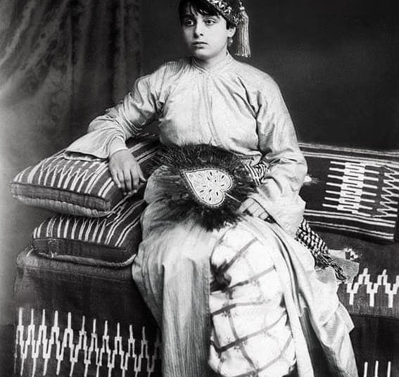 الصورة: فتاة بيروتية من طبقة ميسورة حوالي سنة 1880.