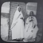 الصورة: سيدتان من بيروت سنة 1865 تصوير Ludovico Hart مجموعة خاصة
