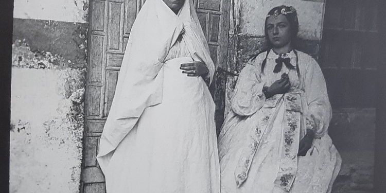الصورة: سيدتان من بيروت سنة 1865 تصوير Ludovico Hart مجموعة خاصة