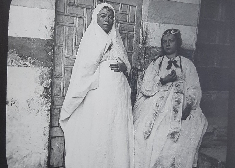 الصورة: سيدتان من بيروت سنة 1865 تصوير Ludovico Hart مجموعة خاصة