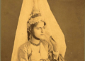 الصورة: فتاة من جبل لبنان بالطنطور واللباس التقليدي سنة 1889 للمصور الفرنسي Tancrede Dumas.