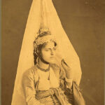 الصورة: فتاة من جبل لبنان بالطنطور واللباس التقليدي سنة 1889 للمصور الفرنسي Tancrede Dumas.