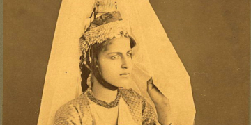 الصورة: فتاة من جبل لبنان بالطنطور واللباس التقليدي سنة 1889 للمصور الفرنسي Tancrede Dumas.