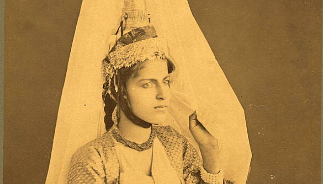 الصورة: فتاة من جبل لبنان بالطنطور واللباس التقليدي سنة 1889 للمصور الفرنسي Tancrede Dumas.