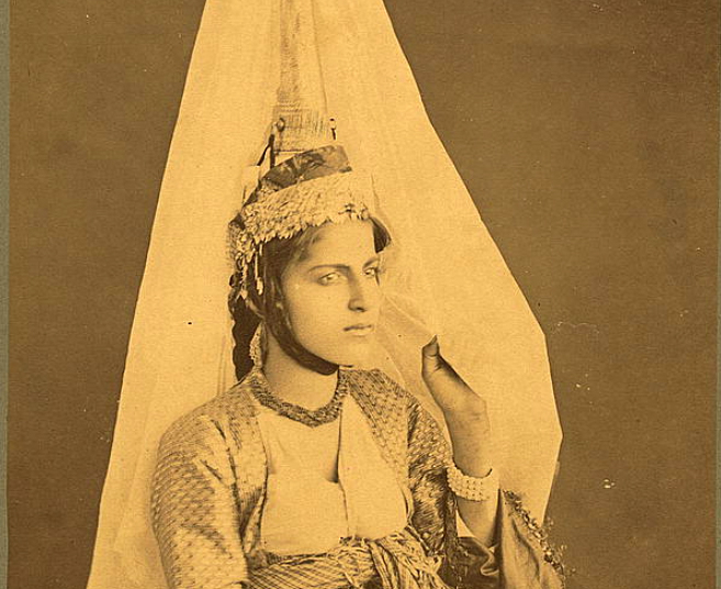 الصورة: فتاة من جبل لبنان بالطنطور واللباس التقليدي سنة 1889 للمصور الفرنسي Tancrede Dumas.
