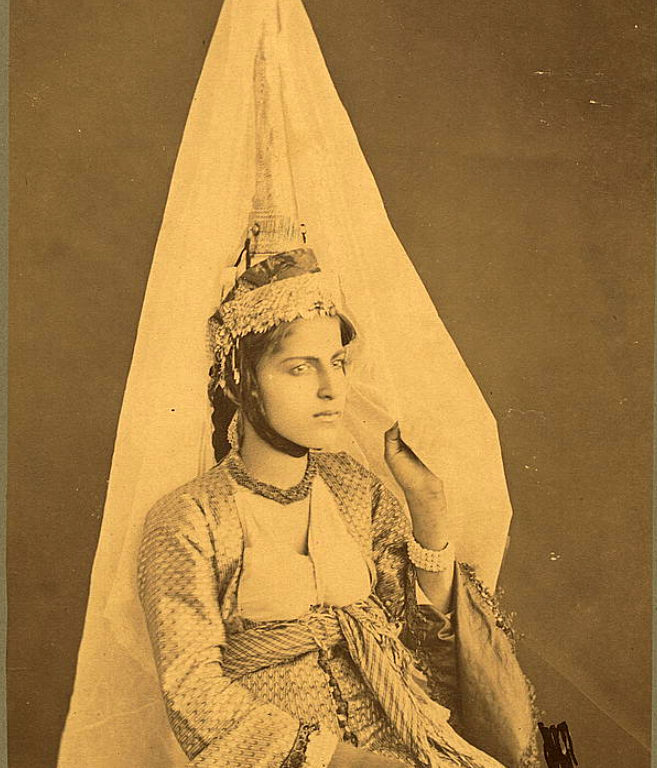 الصورة: فتاة من جبل لبنان بالطنطور واللباس التقليدي سنة 1889 للمصور الفرنسي Tancrede Dumas.