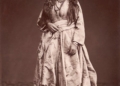 الصورة: سيدة بيروتية بكامل أناقتها بعدسة Félix Bonfils التقطت داخل الاستديو الخاص به في بيروت حوالي سنة 1890.