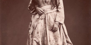الصورة: سيدة بيروتية بكامل أناقتها بعدسة Félix Bonfils التقطت داخل الاستديو الخاص به في بيروت حوالي سنة 1890.