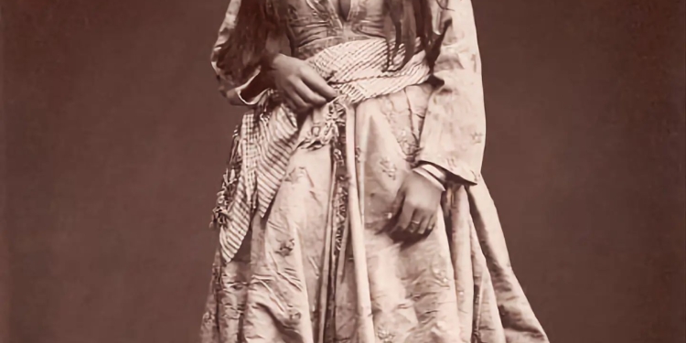 الصورة: سيدة بيروتية بكامل أناقتها بعدسة Félix Bonfils التقطت داخل الاستديو الخاص به في بيروت حوالي سنة 1890.