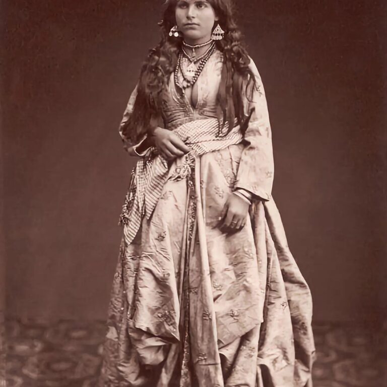الصورة: سيدة بيروتية بكامل أناقتها بعدسة Félix Bonfils التقطت داخل الاستديو الخاص به في بيروت حوالي سنة 1890.